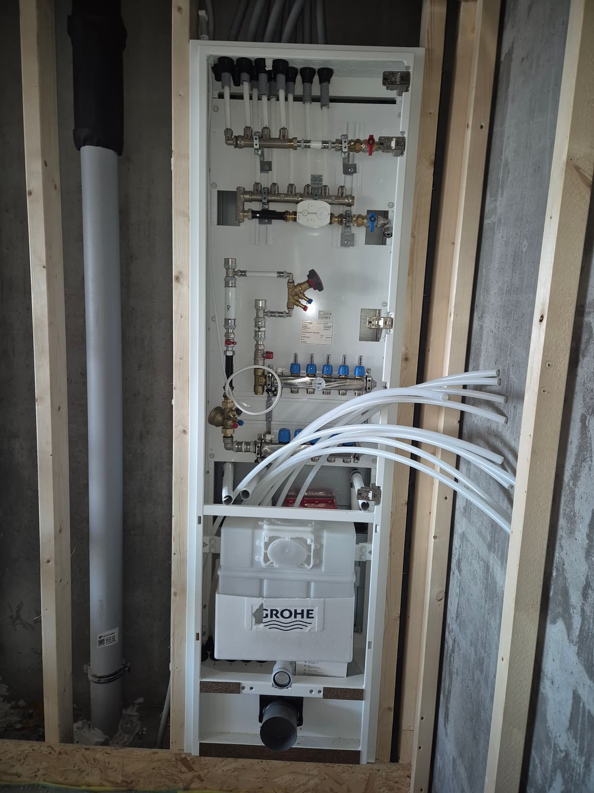 Detalj av kombiskap — røranlegg prosjektert av KM Prosjektering